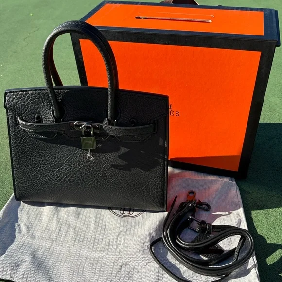 Elegant Black Leather Handbag - Picture 3 of 11
